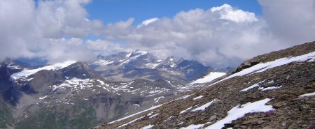 Le Grand Paradis se découvre un instant.