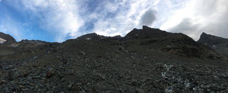 Derrière c’est la moraine pour atteindre la vire, l’orage est passé.