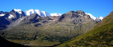 Dans la vallée, le parking du téléphérique de la Diavolezza.