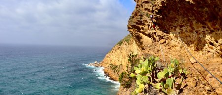 Traversée panoramique au dessus de la mer.