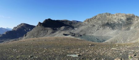 Le Lac du Fond (il semblerait qu’on l’appelle ainsi) au pied de la Pointe des Fours.