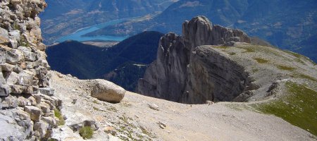 Vue arrière après avoir contourné le gros rocher. Avec le Lac du Sautet, le Petit Obiou et le Col de l’Obiou.