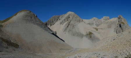 Col de Lapras. Univers minéral surréaliste, la Tête de la Cavale (au centre) est encore très éloignée