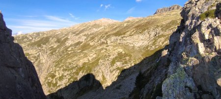 De la brèche permettant de prendre pied dans le Vallon de l’Agnelin