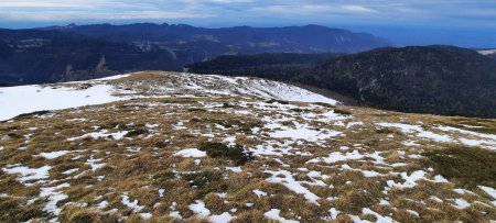 La ligne de crête de descente vers la gauche