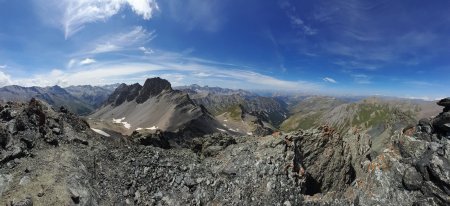 Demi panorama vers l’ouest depuis le sommet