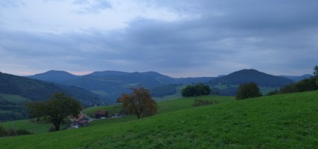 Vue sur le Grand Faudé à droite et sur le hameau de Kermodé à gauche, sous le Col du Herrenwasen.