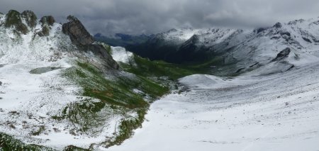 Vue «panoramique» depuis le lac coté 2339 m jusqu’à la butte 2346 m derrière laquelle se cache le Lac d’Amour.