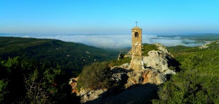 L’oratoire et le brouillard matinal.