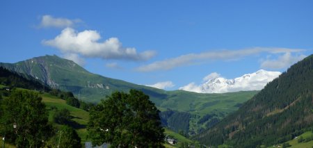 De retour à Hauteluce, vue sur l’Aiguille Croche, le Col du Joly et le Mont Blanc au-dessus de celui-ci.