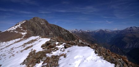 Plus à l’est, avec le Grand Pic de Belledonne, la Grande Lance d’Allemont et le Mont-Blanc