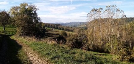 On s’élève au-dessus de la vallée. Regard arrière.