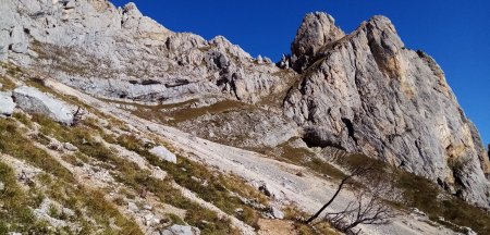 Zoom sur le Pas de l’Œille et les Aiguilles ou Sultanes avant d’effectuer la traversée.