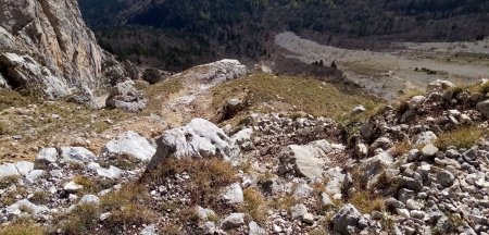 Dans le Pas de l’Œille. Accès aux dalles. Secteur exposé. Regard arrière. Cherchez le bouquetin.