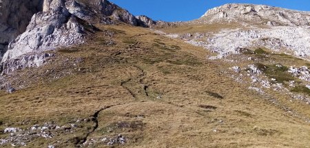 La montée vers l’ouest pour atteindre la crête et accéder au Clot d’Aspres.