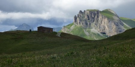 Zoom sur la Petite Berge dans l’ombre, entre la Tête de la Cicle et le Rocher du Vent au soleil.