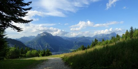 Dans le grand virage. On aperçoit la pancarte «Plan du Vargnoz». Vue vers le nord. Le ciel s’est franchement arrangé, y compris au-dessus de la Tournette. Ça fait du bien !