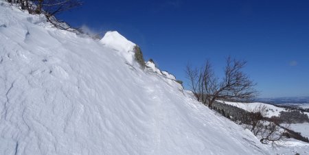 Dans le couloir.