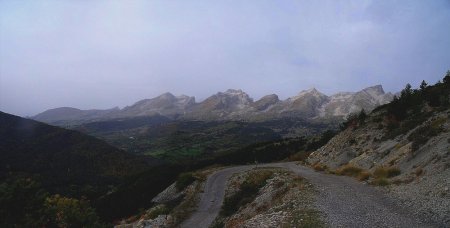 Point IGN 1359m au coude de la piste, et Dévoluy