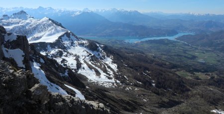 Au sud, le Lac de Serre-Ponçon 