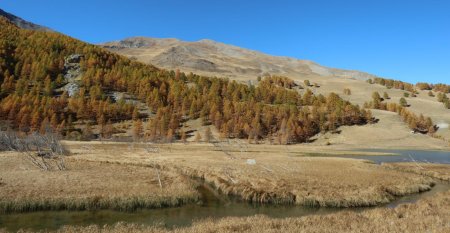 Serre Boureou est visible du lac