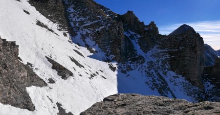 Le ressaut verglacé encore dans l’ombre.