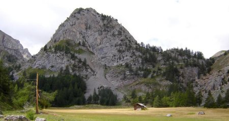 Le Rocher de Pra Premier. Remarquez le mélèze foudroyé à gauche.