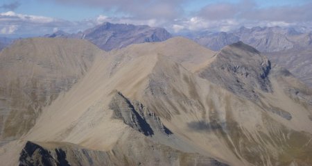 Au premier plan, Pointe de la Diablée,  Garabrut et Pointe de Reyna, au second plan, le Vieux Chaillol.