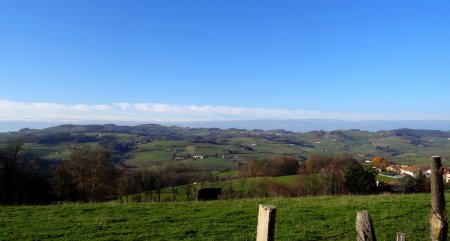 Les mont du Forez couverts de nuages.