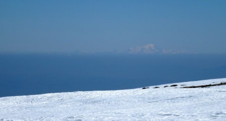 Le mont Blanc surmonte la brume.