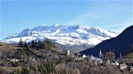 Voici la photo du logo. Le cadrage est presque parfait maintenant. Ce qui a attiré l’oeil, ce ne sont pas les montagnes, tout au fond, mais cette «chose» juste à côté du clocher de l’église.