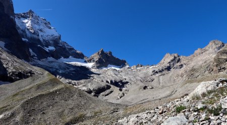 Sous la Grande Ruine, le cirque se dévoile