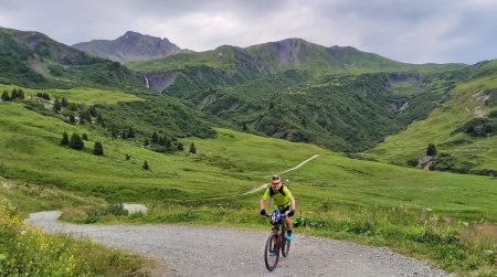 La large liste au dessus du lac des Fées