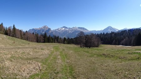 Sous les chalets de la Fullie