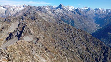 Arrivée au sommet du Grun de Saint-Maurice (2775m) vue à l’est