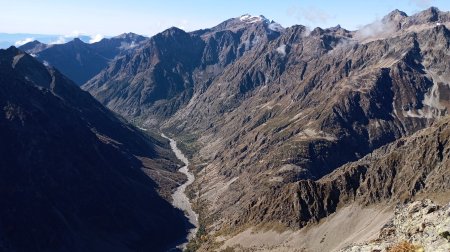 Arrivée au sommet du Puy Rivarol (2724m) vue au sud-ouest sur la vallée du Drac Blanc