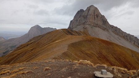 Sommet de la Sestrière (2575m) avec la face sud de la Grande Séolane