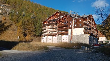 Le départ de la randonnée contourne ce bâtiment par la gauche