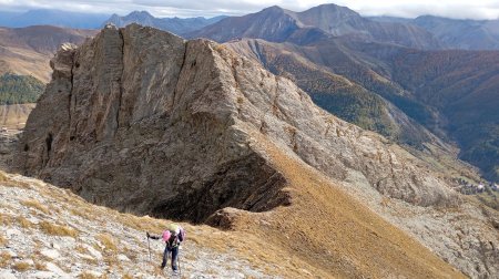 Sur la selle, montant vers le sommet de l’Aiguille avec vue arrière sur son antécime désescaladée