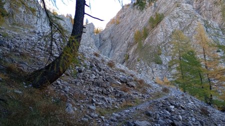 Entrée dans l’austère gorge du pas de l’Échelle