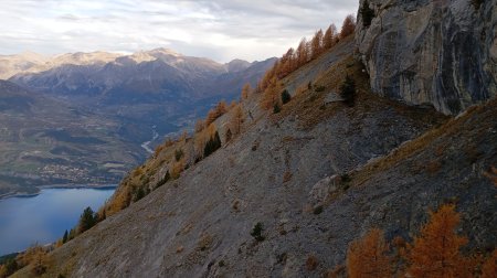 Sentier des Traverses en bord de paroi