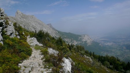 Regard arrière, la cuvette Grenobloise est dans la brume.