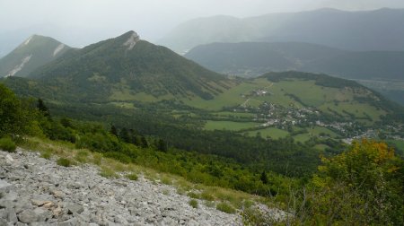 Dernier regard sur Prélenfrey dominé par l’Eperrimont. A gauche c’est le Pieu ou le Bémont.