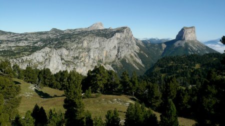 En contournant la Tête des Baumiers, regard arrière sur la trinité du secteur.