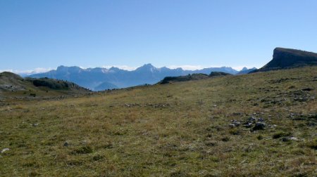 De sa crête sud, regard sur le Dévoluy, par l’Echancrure du Col du Creuson.