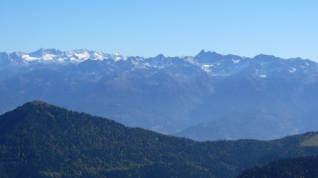 Du sommet, zomm sur Belledonne au-delà du Bec Charvet.