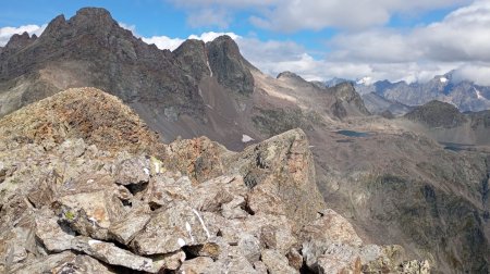 Vue au nord sur les Choucières Vertes et les lacs de Crupillouse