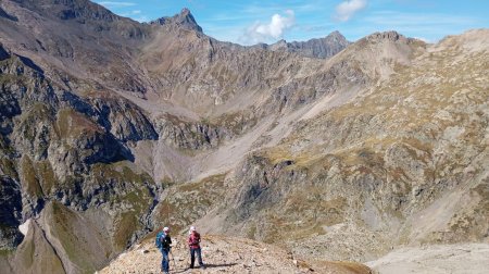 Pause sur un petit promontoire, avec la vue arrière sur le pic de Colle Blanche