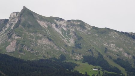 L’aiguille du Bouchet et l’alpage du Mont-dessus.