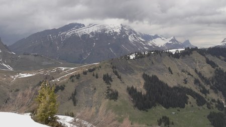 Vue du sommet sur la Croix Cartier et l’adroit des Aravis.